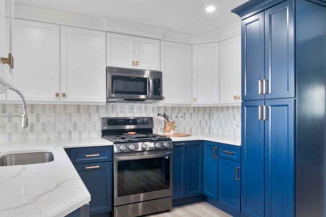Tribeca Soho kitchen with Empire Blue and Snow White cabinets