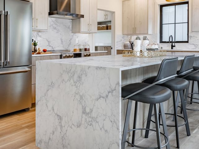 Spectrum Fantastic quartz island with bold gray veining